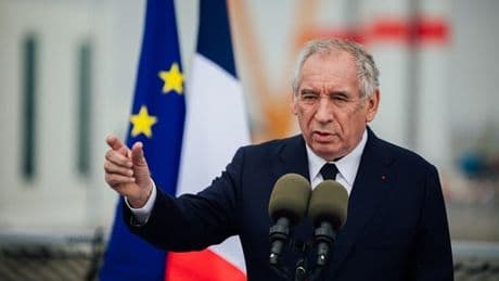 Budget : Bayrou veut rassurer avant le verdict de Standard and Poor's sur la dette