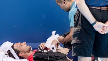 Tennisprofi kollabiert auf dem Spielfeld