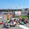 Pro-Palestijnse activisten blokkeren toegang tot Caterpillar in Grimbergen: “Bulldozers helpen bij platgooien Gaza”