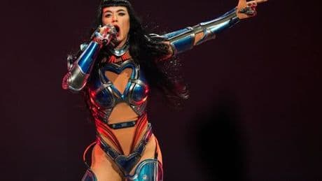 Katy Perry: Schockmoment bei Konzert als Requisite wegsackt