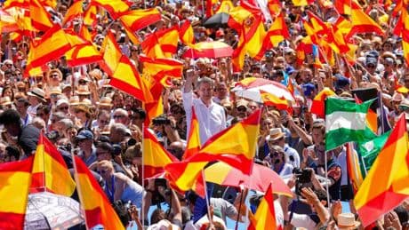 El PSOE tilda la manifestación de "fracaso" y el PP le reta a llevar más gente el próximo domingo al mismo sitio y hora