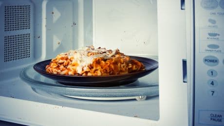 Typischer Fehler: Warum Sie Ihr Essen nicht mittig in die Mikrowelle stellen sollten