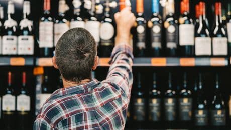 Wein-Rückruf im Supermarkt:  Flaschen keinesfalls ohne Vorsichtsmaßnahmen öffnen