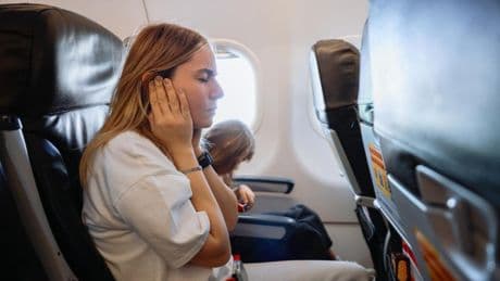 Recomendaciones de otorrinolaringólogo para evitar la molesta sensación de oído tapado cuando viajas en avión o coche: “En algún caso, puede derivar en un barotrauma”