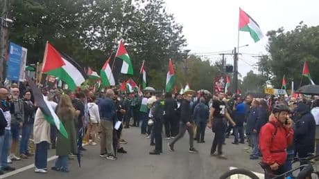 Un nuevo boicot propalestino obliga a adelantar 8 kilómetros la meta de la etapa 16 en la que venció Bernal