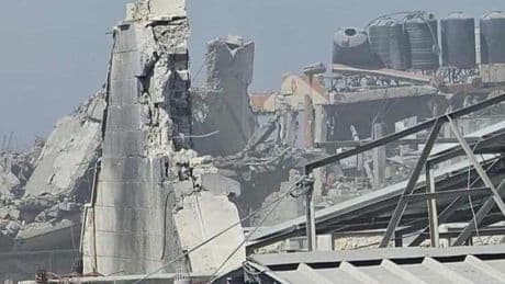 Israel bombardea la única iglesia católica de Gaza, mata a dos personas y desata la ira de Meloni: "Esto es inaceptable"