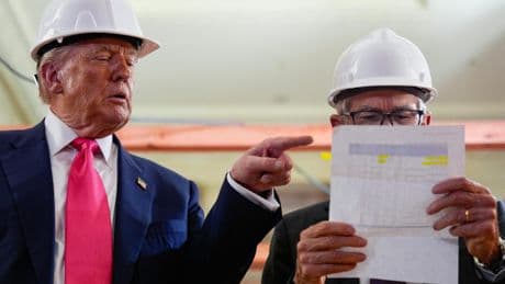 Casque de chantier, désaccord sur les chiffres... La drôle de visite de Donald Trump auprès du patron décrié de la Fed