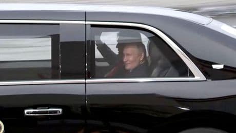 Trump-Putin da soli a bordo della “Bestia”, l’auto del presidente Usa. Un bunker su 4 ruote: ecco perché