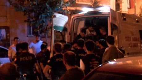 Sultangazi'de dehşet! Annesini silahla vurarak öldürdü