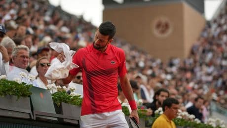 Djokovic no cae en la trampa de la Suzanne Lenglen y vence a Moutet