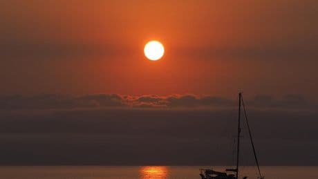 Una plácida salida del sol en l’Escala