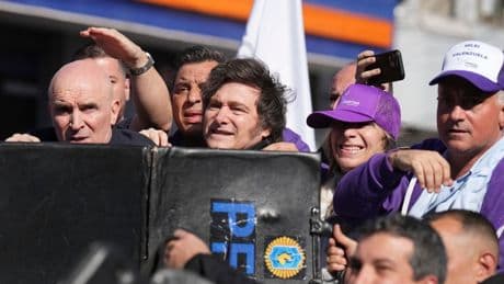Argentiniens Präsident Milei bei Wahlkampftour angegriffen