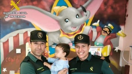 Dos guardias civiles salvan la vida a un bebé que había sufrido una doble parada cardiorrespiratoria