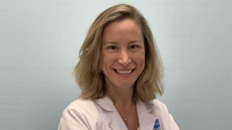 Marta Andreu, dermatóloga: "En España existe la creencia de que broncearse poco a poco es seguro y el daño es irreversible"