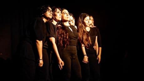 El separatismo señala y amenaza a un grupo de teatro de mujeres inmigrantes por denunciar la discriminación lingüística