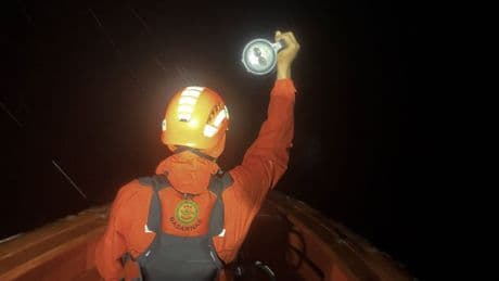 Boot gekapseisd bij Sumatra, elf opvarenden vermist