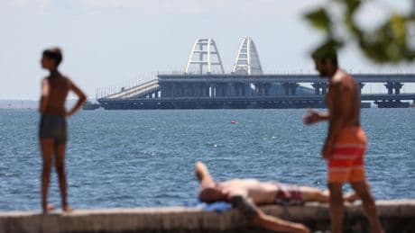 Ucrania golpea de nuevo a Rusia por sorpresa con un ataque al puente de Crimea