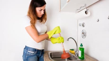 Abfluss verstopft? Mit Essig oder Kabelbinder wird er wieder frei