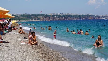 Antalya'da sıcaktan bunalanlar sahile akın etti