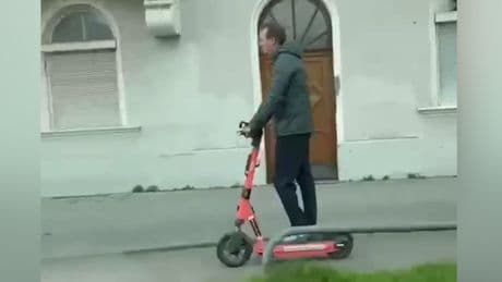 Lässig auf dem E-Scooter - Erkennen Sie DIESEN Ex-Bayern-Trainer?