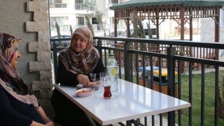 Depremde yıkılan sitede yaşam yeniden başladı