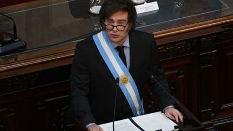 Milei da una lección a Trump y elimina aranceles a los teléfonos móviles