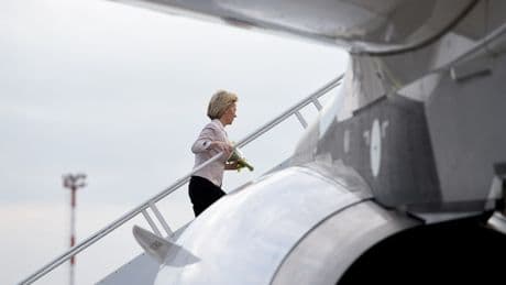 Flugzeug mit von der Leyen wird Ziel von GPS-Störung - steckt Moskau dahinter?