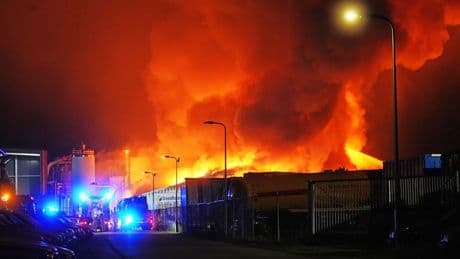 Grote brand in bedrijfsloods Coevorden, NL-Alert verstuurd