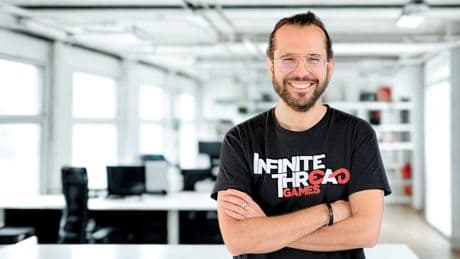 Juan Pablo Guzmán, profesor y productor de videojuegos: “Entre mis alumnos encuentro a familias que aparcan al niño con el móvil; no se sientan con ellos ni se interesan por lo que juegan”