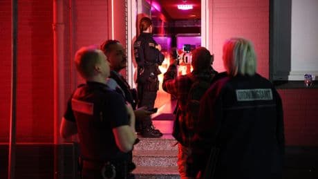 400 Polizisten, Bordell-Viertel dicht - Razzia gegen Clans und Türsteher-Szene in NRW