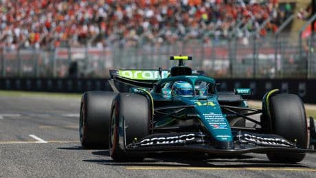 Alonso, recital de adelantamientos y riesgo para un final con golpes en el casco y enorme rabia