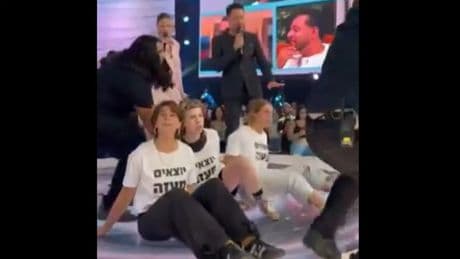 Unos activistas interrumpen el directo de 'Gran Hermano' Israel para pedir el fin del conflicto en Gaza y el canal corta la emisión