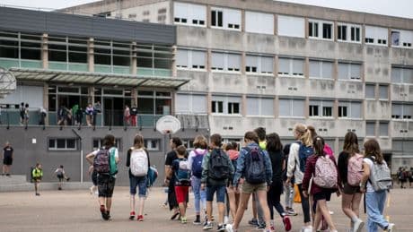 Effet des écrans, rythmes scolaires, métier peu attractif... L’inexorable déclin du niveau des élèves et des professeurs français