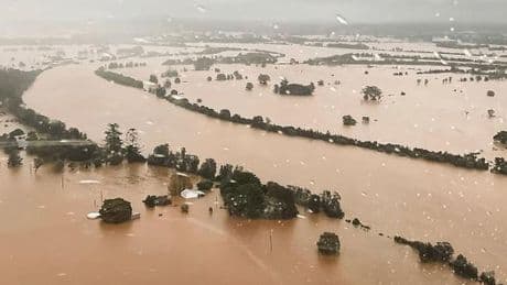Inondations en Australie : quatre morts et 50 000 personnes toujours bloquées par les eaux