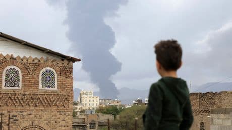 Israel confirma ataques contra una base militar y dos centrales eléctricas en Yemen