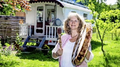 ’Heks en mentor’ Inge (59) kocht een antieke kermiswagen om ondernemers te helpen