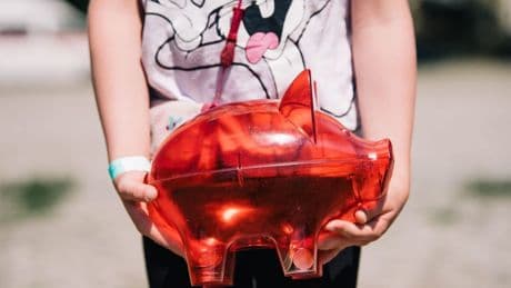 Geld fürs Kind anlegen? Wie Eltern es richtig machen können