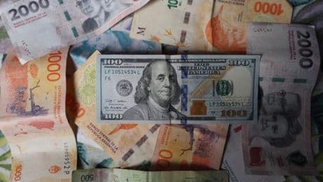Milei necesita dólares a toda costa y anuncia un blanqueo del dinero que los argentinos "guardan debajo del colchón"
