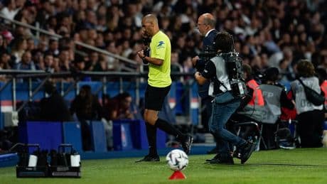 PSG-Angers : quand l’arbitre du match est obligé de sortir sur... blessure