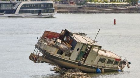 Rhein bei Rüdesheim: Schwimmkran soll 13 Meter lange Jacht bergen