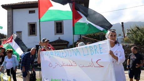 Detenidas doce personas por cortar el paso de La Vuelta por el Angliru en una protesta contra el equipo israelí