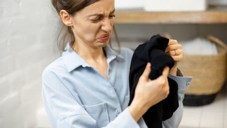Frisch aus der Waschmaschine: Warum Ihre schwarze Wäsche dann müffelt