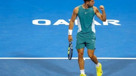 Alcaraz se complica ante Nardi pero ya está en cuartos en Doha