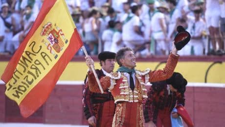 El torero Manuel Escribano ondea una bandera en la plaza de Huesca en la que se lee "Sánchez a prisión"