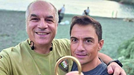 I segugi del sottosuolo a caccia di fedi perdute.  “Restituiamo ricordi con il metal detector”