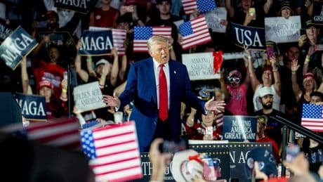 USA: „Radikale Irre“: Donald Trump macht nach 100 Tagen im Amt immer noch Wahlkampf