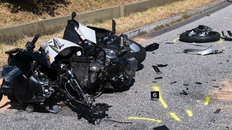 Motorrad gerät in Hamburg in den Gegenverkehr – 69-jähriger Fahrer stirbt