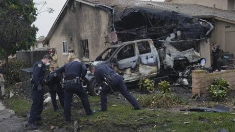 Varios muertos al estrellarse una avioneta contra una vivienda en un barrio de California