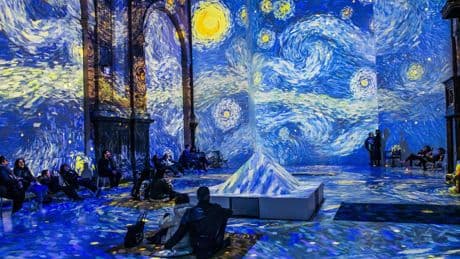 Zie ons hier liggen, in onze Van Gogh-strandstoelen, spartelend op het droge, hunkerend naar de grote overspoeling