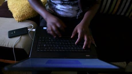 Kenya: répression numérique et campagnes de désinformation contre les opposants au gouvernement